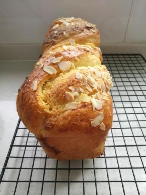 烤箱预热180度，中下层25分钟，模具下面放烤盘