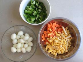 准备好食材，鹌鹑蛋先加盐煮五分钟去壳，胡萝卜切成花朵形状，青椒切块。