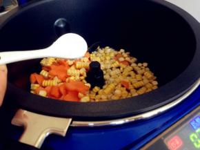 加入盐和水，盖上锅盖。