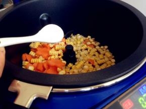 加入盐和水，盖上锅盖。