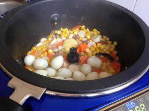 在剩余三分钟的时候，加入鹌鹑蛋。