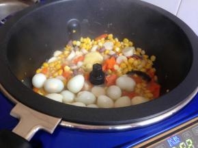 在剩余三分钟的时候，加入鹌鹑蛋。