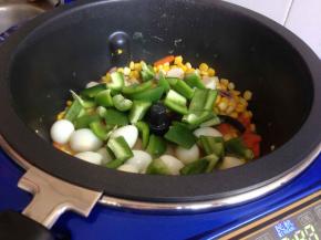 加入青椒，勾点水淀粉收汁。