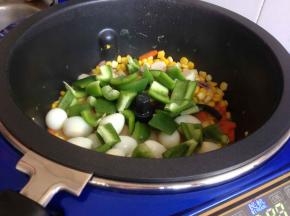 加入青椒，勾点水淀粉收汁。