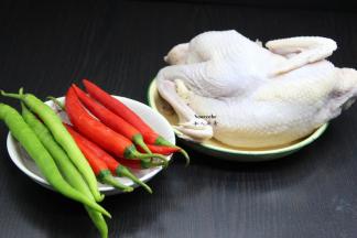 准备土鸡1只、红辣椒、青辣椒、生姜等食材；