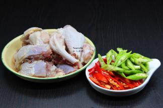 土鸡洗净斩大块，红辣椒青辣椒分别洗净切好；