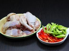 土鸡洗净斩大块，红辣椒青辣椒分别洗净切好；