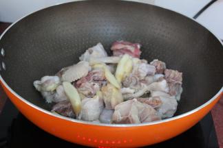 热锅，放少许油，把鸡块、生姜放入，大火翻炒；