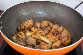 鸡肉颜色变浅，炒出油来的时候，放酱油翻翻炒熟起锅；