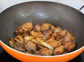鸡肉颜色变浅，炒出油来的时候，放酱油翻翻炒熟起锅；