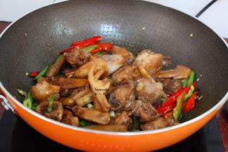 把炒好的鸡肉加入，然后放鸡粉、料酒焖；