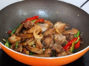 把炒好的鸡肉加入，然后放鸡粉、料酒焖；