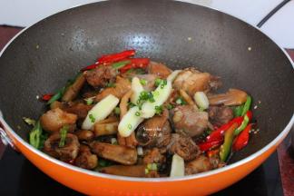 放盐、香葱翻炒收汁即可；