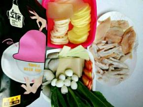 把材料全部洗干净，切片切丁准备好