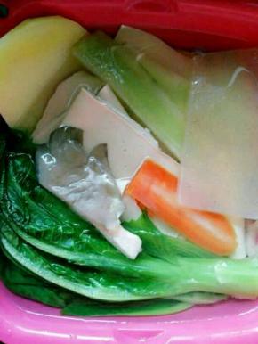 然后捞起放入冷开水中浸泡至冷，食物高温遇冷，会使其口感更加爽脆