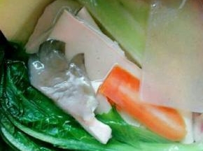 然后捞起放入冷开水中浸泡至冷，食物高温遇冷，会使其口感更加爽脆