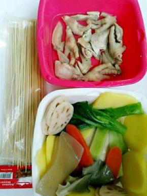 泡冷的菜捞起用竹签穿起来