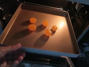 我用的是自已腌的咸鸭蛋。取蛋黄，表面喷上白洒入烤箱180度烤5分钟。