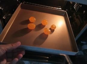 我用的是自已腌的咸鸭蛋。取蛋黄，表面喷上白洒入烤箱180度烤5分钟。