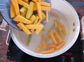 取半锅清水烧开，放入切好的南瓜条煮两分钟。