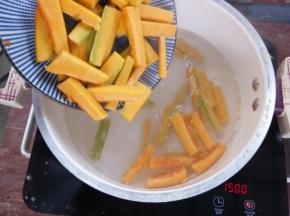 取半锅清水烧开，放入切好的南瓜条煮两分钟。