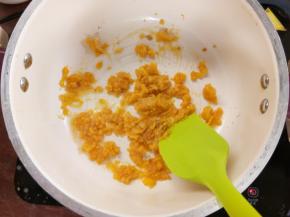 倒入咸蛋黄碎末。