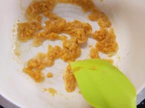 中火翻炒出泡沫