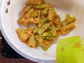 倒入南瓜条翻炒，让咸蛋黄均匀裹在南瓜上即可，不需要过度翻炒。