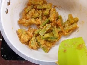 倒入南瓜条翻炒，让咸蛋黄均匀裹在南瓜上即可，不需要过度翻炒。