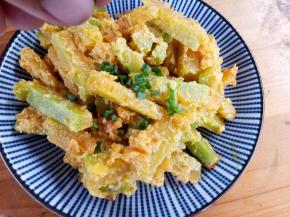 装盘撒上葱花即可享用。