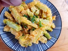 装盘撒上葱花即可享用。