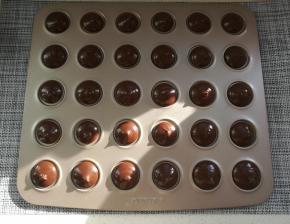 将混合好的面糊装入裱花袋，用中号圆形裱花嘴垂直于烤盘，裱花嘴对准圆心挤入面糊，不要挤满圆形，如图