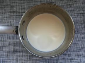 将淡奶油用奶锅小火加热至沸腾，边加热边轻轻搅拌