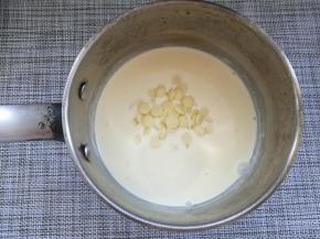 将白巧克力放入到加热好的淡奶油中，搅拌均匀至巧克力完全融化