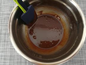 加入融化好的巧克力（融化好的巧克力温度不要太高，太高会让鸡蛋结块），混合成巧克力糊