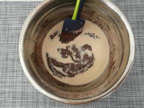 将可可粉，低筋面粉，泡打粉，小苏打，混合过筛，混合好的粉类与牛奶分别分三次加入到步骤6中的巧克力糊中