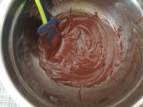 每加一次粉跟牛奶，用刮刀翻拌，然后再加一次粉跟牛奶，直至混合均匀