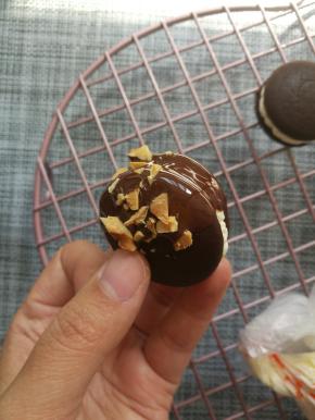 沾上融化好的巧克力，撒上适量坚果碎，放在晾网上，巧克力凝固后就可以享用了