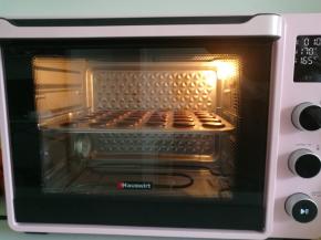 烤箱预热上火170下火165，烤10分钟