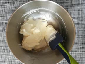 巧克力奶油充分打发，装裱花袋