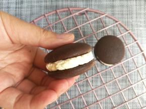 拿出一片派，挤上巧克力奶油，用另一片盖上