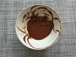 适量黑巧克力隔水融化、放凉