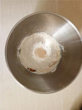 主面团中除黄油外的材料混合揉成光滑面团。