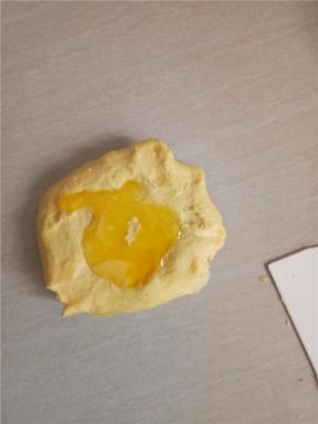 最后加入软化的黄油。