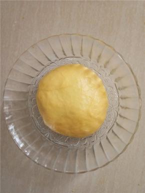 盖上保鲜膜室温发酵30分钟。