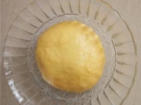 盖上保鲜膜室温发酵30分钟。