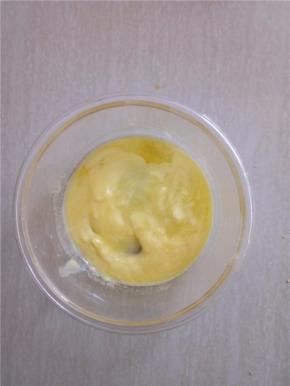 黄油隔热水融化。