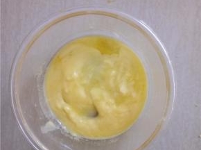 黄油隔热水融化。