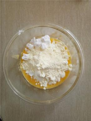 加入糖粉、奶粉混合均匀。