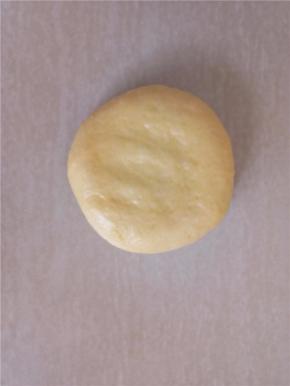 收口朝下稍稍压扁。